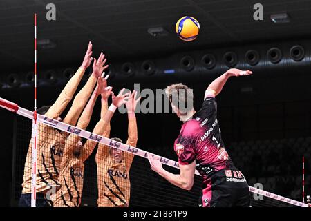 Padoue, Italie. 18 novembre 2023. Spike of Davide Gardini ( Pallavolo Padova ) lors de Pallavolo Padova vs Rana Verona, Volleyball Italian Serie A Men Superleague Match à Padoue, Italie, novembre 18 2023 Credit : Independent photo Agency/Alamy Live News Banque D'Images