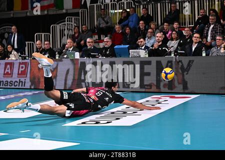 Padoue, Italie. 18 novembre 2023. DIG of Fabian Peak ( pendant Pallavolo Padova vs Rana Verona, match de volleyball italien Serie A hommes Superleague à Padoue, Italie, novembre 18 2023 crédit : Agence de photo indépendante/Alamy Live News Banque D'Images