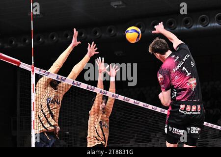 Padoue, Italie. 18 novembre 2023. Spike of Davide Gardini ( Pallavolo Padova ) lors de Pallavolo Padova vs Rana Verona, Volleyball Italian Serie A Men Superleague Match à Padoue, Italie, novembre 18 2023 Credit : Independent photo Agency/Alamy Live News Banque D'Images