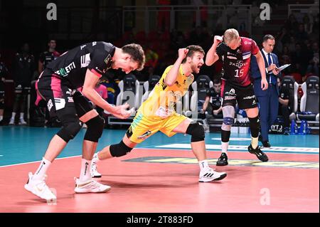 Padoue, Italie. 18 novembre 2023. Exultation du joueur de Pallavolo Padova pendant Pallavolo Padova vs Rana Verona, Volleyball Italian Serie A Men Superleague Match à Padoue, Italie, novembre 18 2023 crédit : Agence de photo indépendante/Alamy Live News Banque D'Images