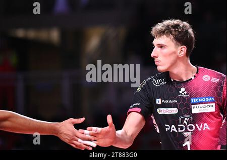 Padoue, Italie. 18 novembre 2023. Exultation de Davide Gardini ( Pallavolo Padova ) lors de Pallavolo Padova vs Rana Verona, Volleyball Italian Serie A Men Superleague Match à Padoue, Italie, novembre 18 2023 crédit : Agence photo indépendante/Alamy Live News Banque D'Images