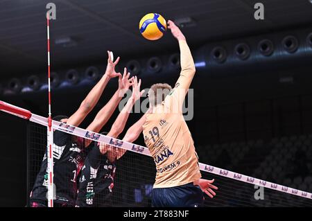 Padoue, Italie. 18 novembre 2023. Spike of ROK Mozic ( Rana Verona ) lors de Pallavolo Padova vs Rana Verona, Volleyball Italian Serie A Men Superleague Match à Padoue, Italie, novembre 18 2023 crédit : Independent photo Agency/Alamy Live News Banque D'Images