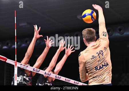 Padoue, Italie. 18 novembre 2023. Spike of ROK Mozic ( Rana Verona ) lors de Pallavolo Padova vs Rana Verona, Volleyball Italian Serie A Men Superleague Match à Padoue, Italie, novembre 18 2023 crédit : Independent photo Agency/Alamy Live News Banque D'Images