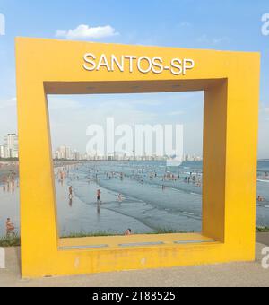 Santos, Sao Paulo, Brésil. 18 novembre 2023. SANTOS (SP), 11/18/2023 - CLIMAT/TEMPS/PLAGES/CHALEUR - très chaud à Santos, Sao Paulo côte et plages pleines et avec des températures élevées. La douche à Jose Menino a un problème, compliquant la situation pour les baigneurs. (Photo : Luigi Bongiovanni/Thenews2/Zumapress) (image de crédit : © Luigi Bongiovanni/TheNEWS2 via ZUMA Press Wire) USAGE ÉDITORIAL SEULEMENT! Non destiné à UN USAGE commercial ! Banque D'Images