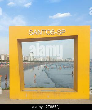 Santos, Sao Paulo, Brésil. 18 novembre 2023. SANTOS (SP), 11/18/2023 - CLIMAT/TEMPS/PLAGES/CHALEUR - très chaud à Santos, Sao Paulo côte et plages pleines et avec des températures élevées. La douche à Jose Menino a un problème, compliquant la situation pour les baigneurs. (Photo : Luigi Bongiovanni/Thenews2/Zumapress) (image de crédit : © Luigi Bongiovanni/TheNEWS2 via ZUMA Press Wire) USAGE ÉDITORIAL SEULEMENT! Non destiné à UN USAGE commercial ! Banque D'Images