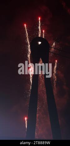 Newport, Royaume-Uni. 18 novembre 2023. Feux d'artifice à l'événement «compte à rebours de Noël 2023» dans le centre-ville de Newport sont vus derrière la passerelle de la ville de Newport surplombant Rodney Parade. United Rugby Championship, Dragons v Ospreys à Rodney Parade à Newport le samedi 18 novembre 2023. photo par Andrew Orchard/Andrew Orchard photographie sportive/Alamy Live News crédit : Andrew Orchard photographie sportive/Alamy Live News Banque D'Images
