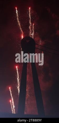 Newport, Royaume-Uni. 18 novembre 2023. Feux d'artifice à l'événement «compte à rebours de Noël 2023» dans le centre-ville de Newport sont vus derrière la passerelle de la ville de Newport surplombant Rodney Parade. United Rugby Championship, Dragons v Ospreys à Rodney Parade à Newport le samedi 18 novembre 2023. photo par Andrew Orchard/Andrew Orchard photographie sportive/Alamy Live News crédit : Andrew Orchard photographie sportive/Alamy Live News Banque D'Images
