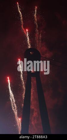 Newport, Royaume-Uni. 18 novembre 2023. Feux d'artifice à l'événement «compte à rebours de Noël 2023» dans le centre-ville de Newport sont vus derrière la passerelle de la ville de Newport surplombant Rodney Parade. United Rugby Championship, Dragons v Ospreys à Rodney Parade à Newport le samedi 18 novembre 2023. photo par Andrew Orchard/Andrew Orchard photographie sportive/Alamy Live News crédit : Andrew Orchard photographie sportive/Alamy Live News Banque D'Images
