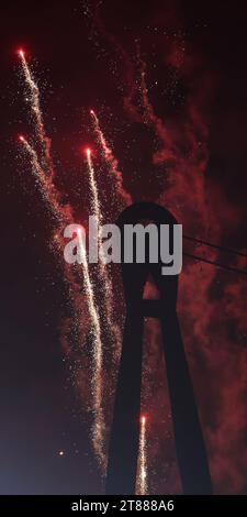 Newport, Royaume-Uni. 18 novembre 2023. Feux d'artifice à l'événement «compte à rebours de Noël 2023» dans le centre-ville de Newport sont vus derrière la passerelle de la ville de Newport surplombant Rodney Parade. United Rugby Championship, Dragons v Ospreys à Rodney Parade à Newport le samedi 18 novembre 2023. photo par Andrew Orchard/Andrew Orchard photographie sportive/Alamy Live News crédit : Andrew Orchard photographie sportive/Alamy Live News Banque D'Images