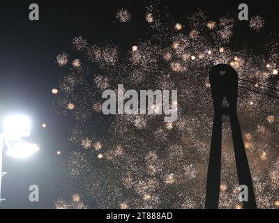 Newport, Royaume-Uni. 18 novembre 2023. Feux d'artifice à l'événement «compte à rebours de Noël 2023» dans le centre-ville de Newport sont vus derrière la passerelle de la ville de Newport surplombant Rodney Parade. United Rugby Championship, Dragons v Ospreys à Rodney Parade à Newport le samedi 18 novembre 2023. photo par Andrew Orchard/Andrew Orchard photographie sportive/Alamy Live News crédit : Andrew Orchard photographie sportive/Alamy Live News Banque D'Images