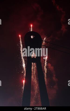 Newport, Royaume-Uni. 18 novembre 2023. Feux d'artifice à l'événement «compte à rebours de Noël 2023» dans le centre-ville de Newport sont vus derrière la passerelle de la ville de Newport surplombant Rodney Parade. United Rugby Championship, Dragons v Ospreys à Rodney Parade à Newport le samedi 18 novembre 2023. photo par Andrew Orchard/Andrew Orchard photographie sportive/Alamy Live News crédit : Andrew Orchard photographie sportive/Alamy Live News Banque D'Images