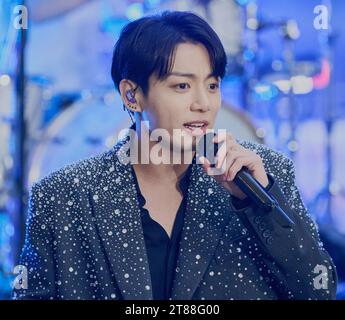 NEW YORK, NY, États-Unis - 08 NOVEMBRE 2023 : Jung Kook joue dans la série de concerts 'Today' de NBC au Rockefeller Plaza. Banque D'Images