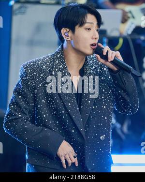 NEW YORK, NY, États-Unis - 08 NOVEMBRE 2023 : Jung Kook joue dans la série de concerts 'Today' de NBC au Rockefeller Plaza. Banque D'Images