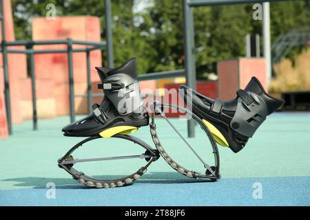 Bottes de saut kangoo élégantes dans le parc d'entraînement Banque D'Images