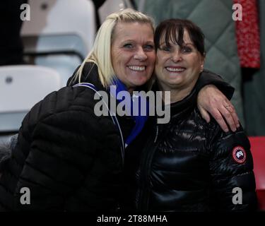 Les supporters de Hartlepool United célèbrent leur victoire lors du match de la Ligue nationale de Vanarama entre York City et Hartlepool United au LNER Community Stadium, Monks Cross, York, le samedi 18 novembre 2023. (Photo : Mark Fletcher | MI News) crédit : MI News & Sport / Alamy Live News Banque D'Images