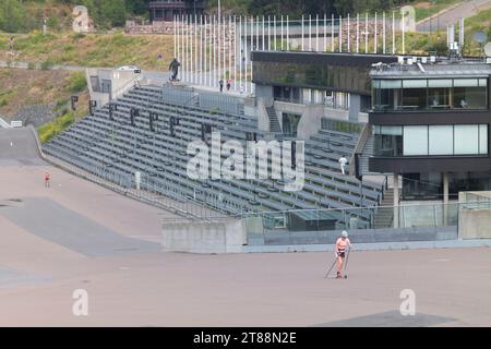 Holmenkollen, Norvège - 20 juin 2023 : le Musée Olympique du ski et de la Tour est une destination touristique où les visiteurs peuvent profiter d'une vue panoramique sur Oslo. Une femme Banque D'Images