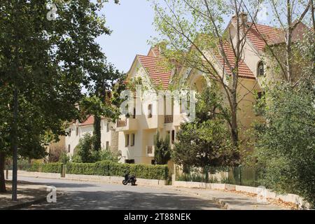 Les charmantes maisons d'Ifrane se prélassent au soleil d'été Banque D'Images