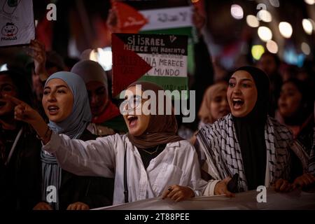 Barcelone, Espagne. 18 novembre 2023. Les manifestants crient des slogans et protestent contre les attaques israéliennes contre la bande de Gaza en réponse à l'attaque du mouvement islamiste Hamas le 7 octobre lors d'une manifestation en faveur du peuple palestinien. Crédit : Matthias Oesterle/Alamy Live News Banque D'Images