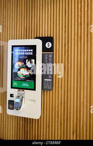 Kiosques de commande en libre-service McDonald's au centre commercial Taipei 101 à Taipei, Taïwan ; self-service automatisé et restauration rapide. Banque D'Images