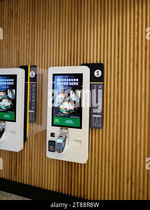 Kiosques de commande en libre-service McDonald's au centre commercial Taipei 101 à Taipei, Taïwan ; self-service automatisé et restauration rapide. Banque D'Images