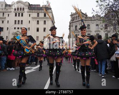 Lima, Pérou. 18 novembre 2023. Les femmes dansantes portant des costumes traditionnels dansent dans les rues du centre-ville de lima, dans le cadre du lancement du festival la Candelaria 2024. Le Festival andin, originaire de Puno et de Bolivie, et célébré en janvier, a été introduit dans la capitale il y a de nombreuses années par les migrants indigènes. Crédit : Agence de presse Fotoholica/Alamy Live News Banque D'Images