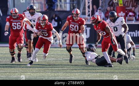 Bloomington, États-Unis. 18 novembre 2023. Le quarterback de l'Indiana Hoosiers Brendan Sorsby (15 ans) affronte Michigan State lors d'un match de football universitaire de la NCAA à Bloomington. L'Université de l'Indiana perd contre l'État du Michigan 24-21. (Photo de Jeremy Hogan/SOPA Images/Sipa USA) crédit : SIPA USA/Alamy Live News Banque D'Images