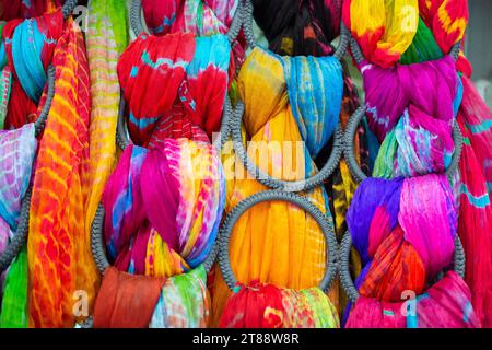 Pile de multi-couleurs lumineuses pièces de tissu dans un bazar Banque D'Images