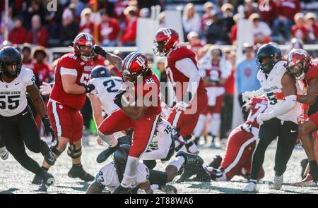 Bloomington, États-Unis. 18 novembre 2023. Indiana Hoosiers Running back Josh Henderson (26) court le ballon contre Michigan State lors d'un match de football universitaire de la NCAA à Bloomington. L'Université de l'Indiana perd contre l'État du Michigan 24-21. (Photo de Jeremy Hogan/SOPA Images/Sipa USA) crédit : SIPA USA/Alamy Live News Banque D'Images