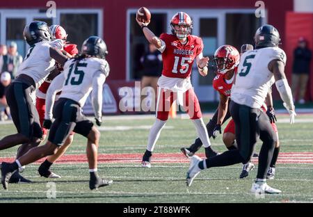 Bloomington, États-Unis. 18 novembre 2023. Le quarterback de l'Indiana Hoosiers Brendan Sorsby (15 ans) affronte Michigan State lors d'un match de football universitaire de la NCAA à Bloomington. L'Université de l'Indiana perd contre l'État du Michigan 24-21. (Photo de Jeremy Hogan/SOPA Images/Sipa USA) crédit : SIPA USA/Alamy Live News Banque D'Images