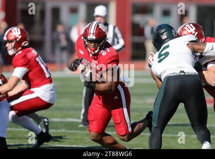 Bloomington, États-Unis. 18 novembre 2023. Indiana Hoosiers en arrière Trent Howland (27) porte le ballon contre Michigan State lors d'un match de football universitaire de la NCAA à Bloomington. L'Université de l'Indiana perd contre l'État du Michigan 24-21. (Photo de Jeremy Hogan/SOPA Images/Sipa USA) crédit : SIPA USA/Alamy Live News Banque D'Images