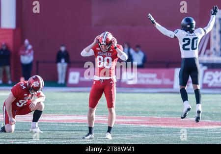 Bloomington, États-Unis. 18 novembre 2023. Indiana Hoosiers place kicker Chris Freeman (80) fait une tentative de field goal lors d'un match de football universitaire de la NCAA à Bloomington. L'Université de l'Indiana perd contre l'État du Michigan 24-21. Crédit : SOPA Images Limited/Alamy Live News Banque D'Images