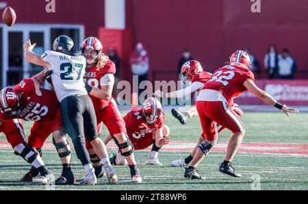 Bloomington, États-Unis. 18 novembre 2023. Indiana Hoosiers place kicker Chris Freeman (80) fait une tentative de field goal lors d'un match de football universitaire de la NCAA à Bloomington. L'Université de l'Indiana perd contre l'État du Michigan 24-21. Crédit : SOPA Images Limited/Alamy Live News Banque D'Images