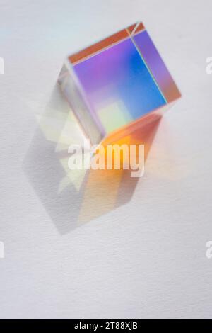 Les cubes prismatiques lumineux réfractent la lumière en différentes couleurs Banque D'Images