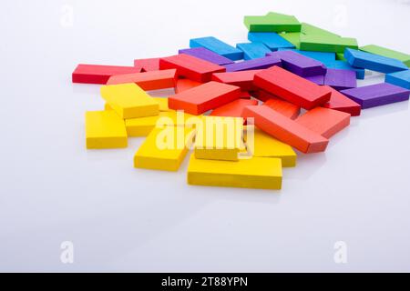 Domino colorés blocs sur un fond blanc Banque D'Images