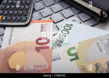 Billets en euros, calculatrice concept commercial et financier Banque D'Images