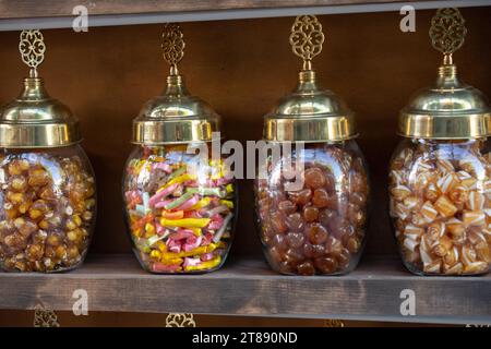 Bocaux avec différentes délicieuses friandises colorées Banque D'Images