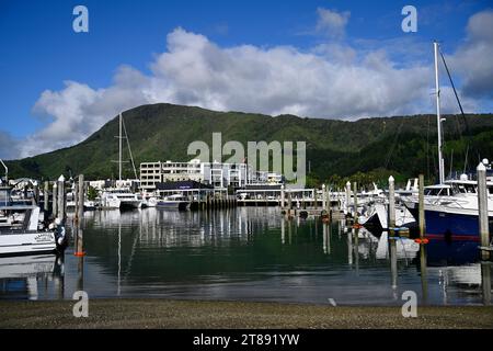 Picton, Nouvelle-Zélande - 18 novembre 2023 ; Picton Marina, bateaux de luxe et ville tôt un matin au printemps. Marlborough Sounds. Nouvelle-Zélande. Banque D'Images