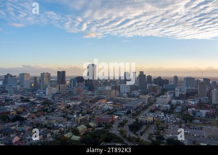 Vue aérienne du centre-ville de la Nouvelle-Orléans, Louisiane au coucher du soleil en novembre Banque D'Images