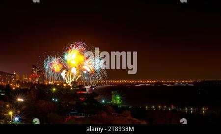 Salut festif au-dessus de la Volga, Volgograd (Russie) Banque D'Images