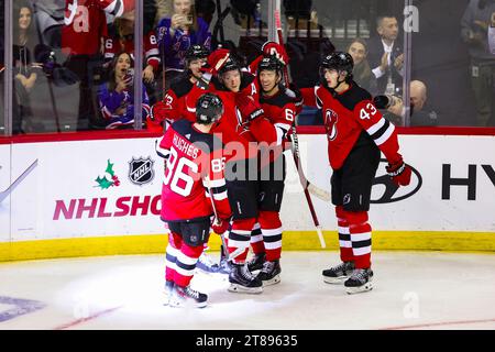 Newark, New Jersey, États-Unis. 18 novembre 2023. Pendant le match de la Conférence de l'est entre les Devils du New Jersey et les Rangers de New York ONDREJ PALAT (18) et ses coéquipiers célèbrent son but en première période au Prudential Center à Newark, New Jersey (image de crédit : © Scott Rausenberger/ZUMA Press Wire) USAGE ÉDITORIAL SEULEMENT! Non destiné à UN USAGE commercial ! Banque D'Images