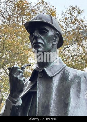 Londres, Royaume-Uni. 16 novembre 2023. Une statue pour Sherlock Holmes (à dpa : 'le plus célèbre Britannique qui n'a jamais vécu : Sherlock Holmes 'mort' depuis 130 ans') crédit : Benedikt von Imhoff/dpa/Alamy Live News Banque D'Images
