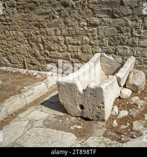 Bain de marbre dans la cour du château médiéval de Kolossi (Chypre). Banque D'Images