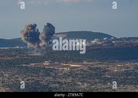 (231119) -- MOSHAV DOVEV, 19 novembre 2023 (Xinhua) -- de la fumée s'élève d'un village du Sud libanais après l'explosion d'une unité d'artillerie de l'armée israélienne tirée depuis le Nord d'Israël le 18 novembre 2023. Samedi, un drone israélien a attaqué la ville libanaise de Nabatieh, dans le sud du pays, pour la première fois depuis la guerre israélienne du 2006 juillet contre le Liban, ont déclaré des sources militaires libanaises à Xinhua. Le drone a tiré deux missiles sur une usine d’aluminium locale sur la route entre Toul et Kfour, détruisant une partie de l’usine, mais aucun blessé n’a été signalé. (Ayal Margolin/JINI via Xinhua) Banque D'Images