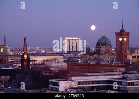 Horizon de Berlin avec vue sur les toits des bâtiments Banque D'Images