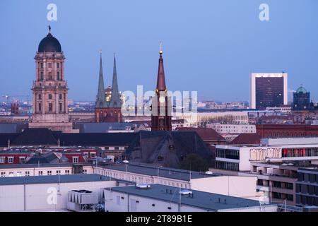 Horizon de Berlin avec vue sur les toits des bâtiments Banque D'Images