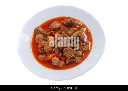 Ragoût de bœuf à la sauce tomate plat géorgien traditionnel chashushuli fond blanc vue de dessus Banque D'Images