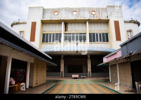 Design antique extérieur et intérieur du bâtiment abandonné de théâtre de cinéma Banpong pour le peuple thaïlandais Voyage les voyageurs visitent le dessin d'art de rue à Ban Pon Banque D'Images