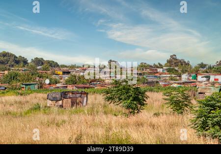 Installation informelle avec cabanes en étain en afrique du Sud dans la province de Gauteng près d'un village Banque D'Images