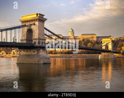 Aperçu de l'heure d'or : le pont des chaînes de Budapest sur le Danube reliant Pest à Buda en radiance matinale Banque D'Images