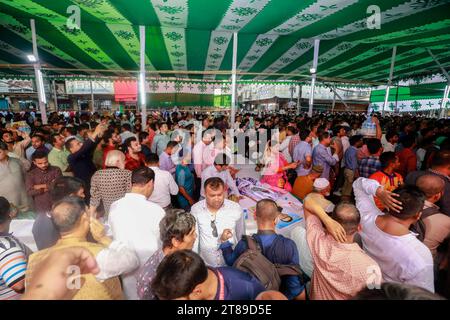 Dhaka, Bangladesh. 18 novembre 2023. Pour recueillir les documents de candidature pour les élections de la 12e Assemblée nationale, les candidats marchent vers le bureau de la Ligue Awami sur Bangabandhu Avenue avec des centaines de dirigeants et de militants, à Dhaka, Bangladesh, le 18 novembre 2023. Photo de Suvra Kanti Das/ABACAPRESS.COM crédit : Abaca Press/Alamy Live News Banque D'Images